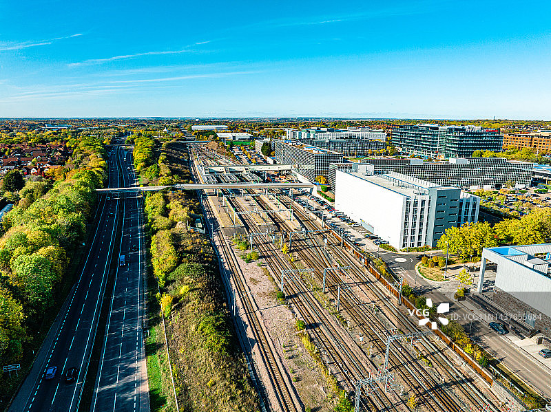英国米尔顿凯恩斯中心的火车航拍图图片素材
