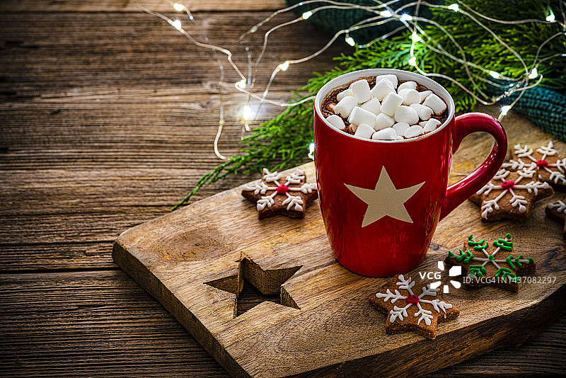红色热巧克力杯与棉花糖和饼干在圣诞餐桌上图片素材