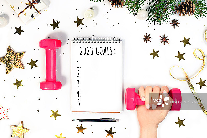 圣诞节和2023年新年假期的运动目标清单。图片素材