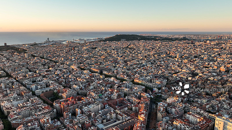 巴塞罗那城市景观的典型建筑鸟瞰图。Eixample住宅著名城市网格日出图片素材