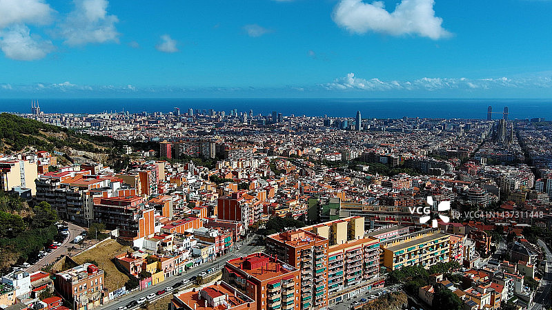 巴塞罗那城市景观的典型建筑鸟瞰图。在阳光明媚的日子里，一个著名的住宅城市网格图片素材