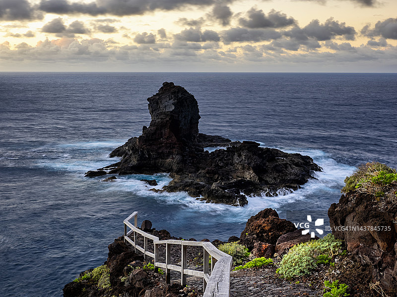 在加那利群岛拉帕尔马岛的大悬崖和岩石之间沿着海岸的山路。图片素材