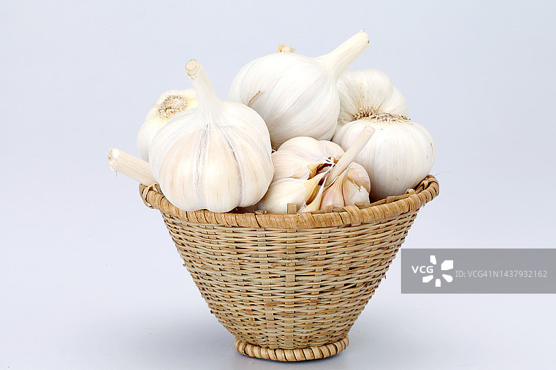 新鲜大蒜篮孤立在白色背景图片素材