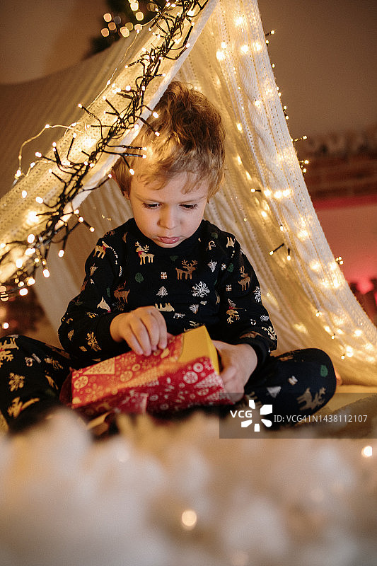 惊讶的小男孩打开圣诞礼物图片素材