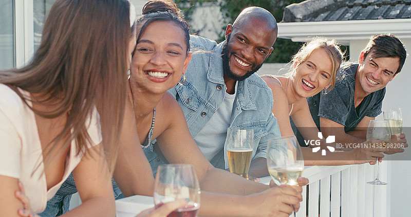 朋友，酒和多样化的男人和女人一起在户外的阳台上一起喝酒。聚会，放松和夏天与年轻人享受饮料，聊天或建立联系图片素材