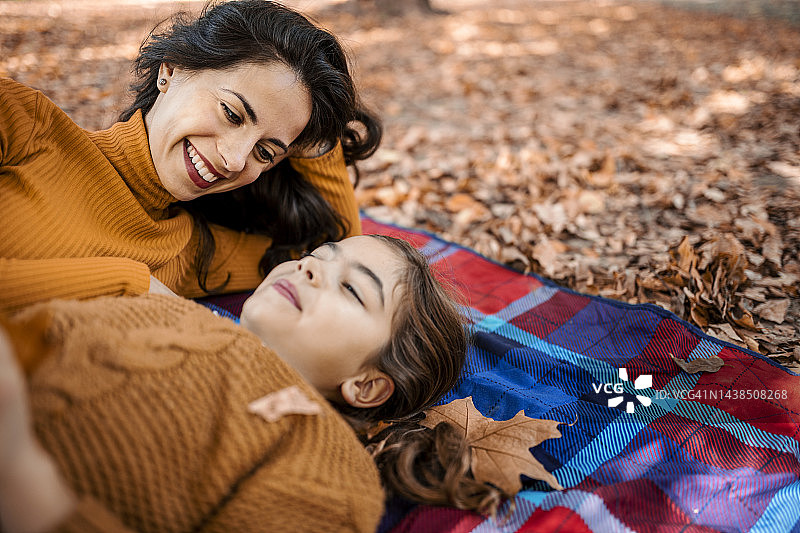 快乐的单身母亲和女儿在秋日玩得很开心图片素材