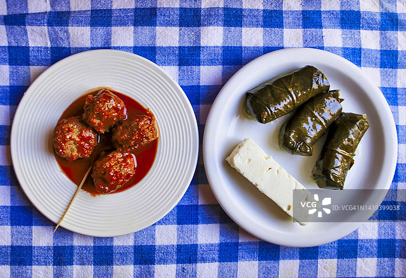 希腊菜。桌面视图显示的盘子多玛德塞葡萄叶，羊乳酪和肉丸图片素材