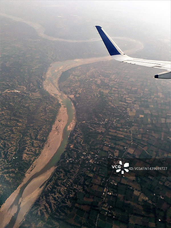 萨巴尔马蒂河和艾哈迈达巴德市鸟瞰图/飞机/靠窗座位图片素材