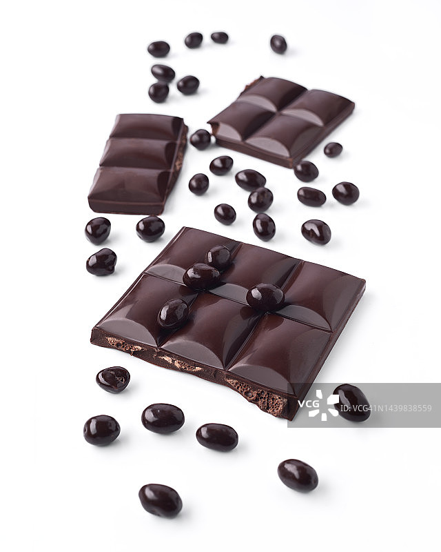 黑巧克力碎片和巧克力球，孤立在白色背景上图片素材