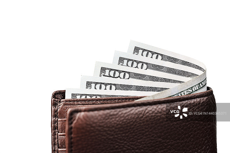 棕色的皮夹子，里面有几百美元的钞票。孤立在白色背景上。从低角度视图的侧视图。图片素材