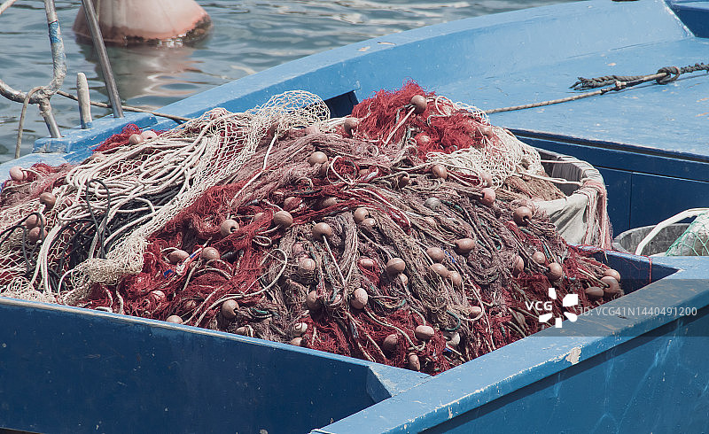 意大利普利亚的莫诺波里渔网和渔具。图片素材