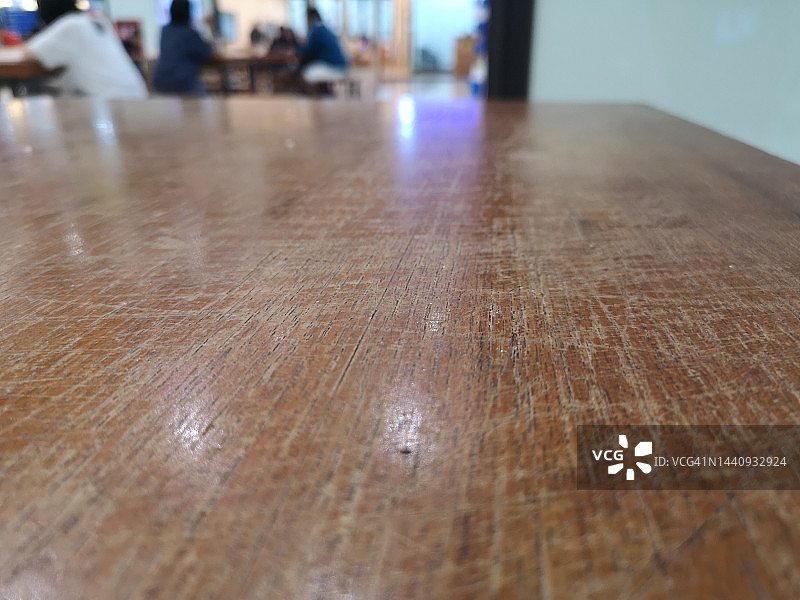 木质桌子空间，您把产品模糊的背景图片素材