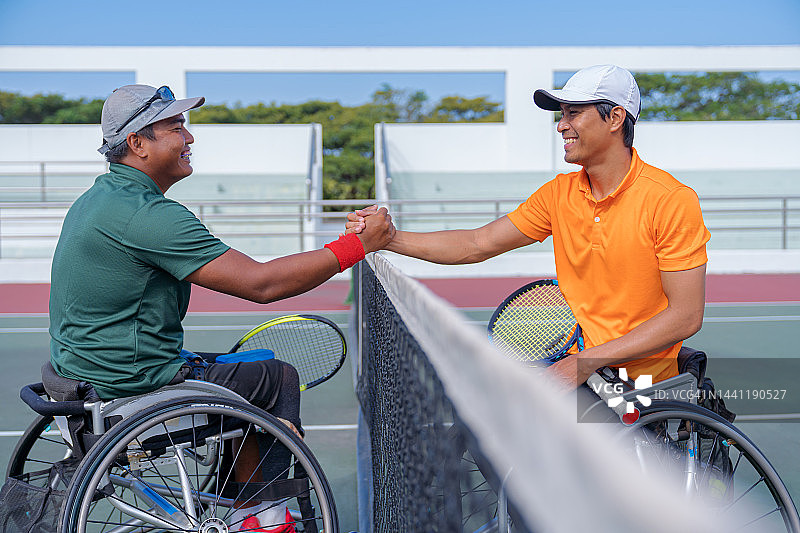 轮椅网球选手在结束轮椅网球比赛后互相握手祝贺。图片素材