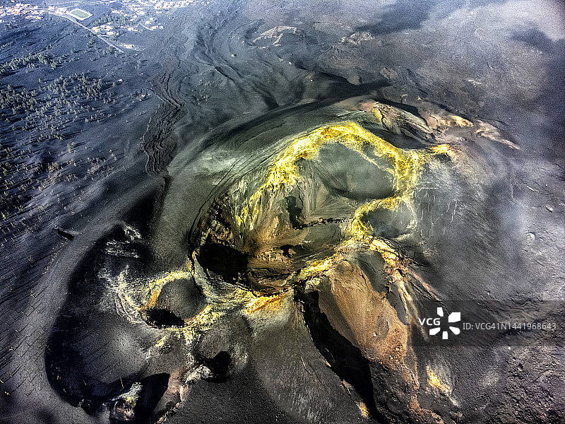 火山喷发。Tajogaite火山(Cumbre Vieja)泄气的火山口鸟瞰图。图片素材