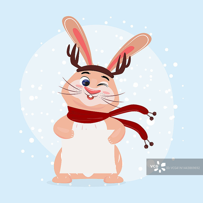 可爱的兔子带着驯鹿发带拿着一张白纸在冬天。图片素材