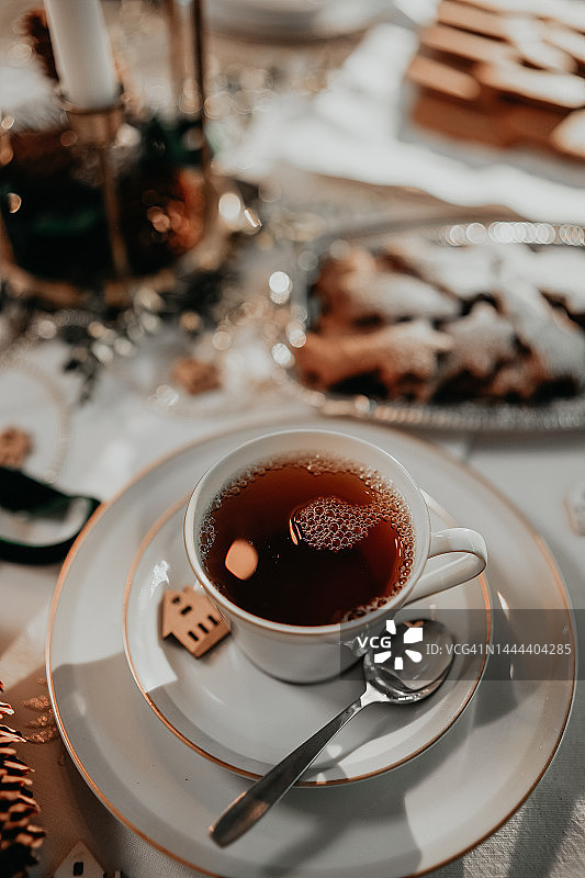 圣诞餐桌上的一杯新鲜红茶。图片素材