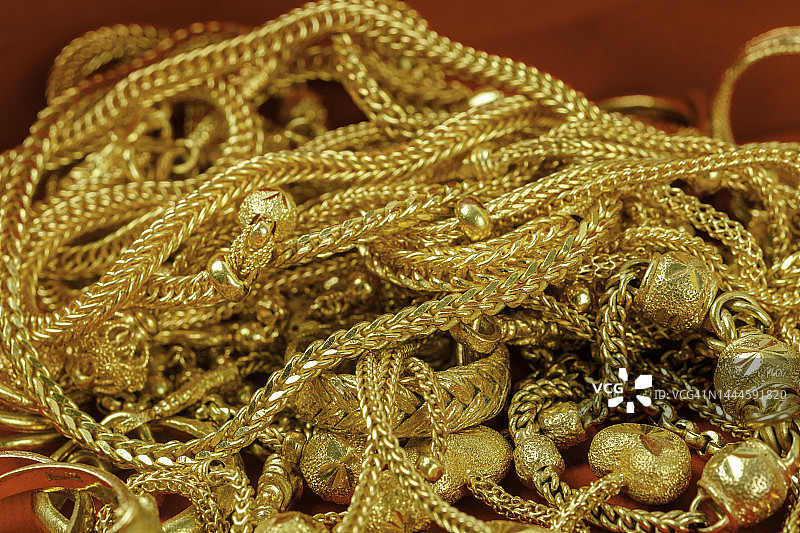 金项链、珠宝、黄金装在天鹅绒盒子里。图片素材
