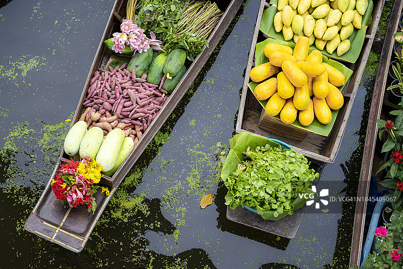 泰国沙慕颂卡水上市场，船上的蔬菜和水果。解锁旅行。图片素材