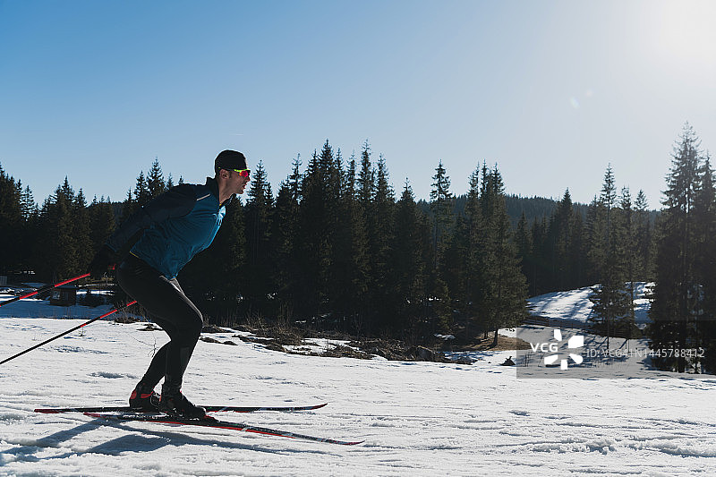 北欧滑雪或越野滑雪的经典技术练习的人在美丽的全景路径在早晨。图片素材