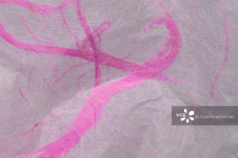 皱巴巴的桑树纸纹理背景。图片素材