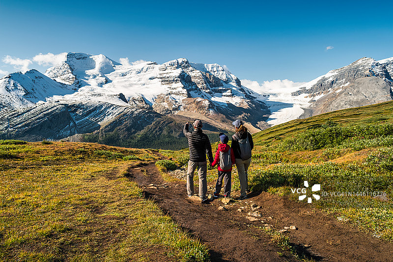 家庭徒步加拿大落基山脉探险加拿大阿尔伯塔省图片素材