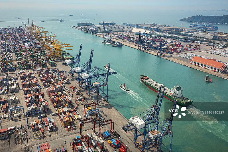 航瞰图装卸集装箱到集装箱货船的终端商业港口，业务物流进出口航运或货物运输。图片素材