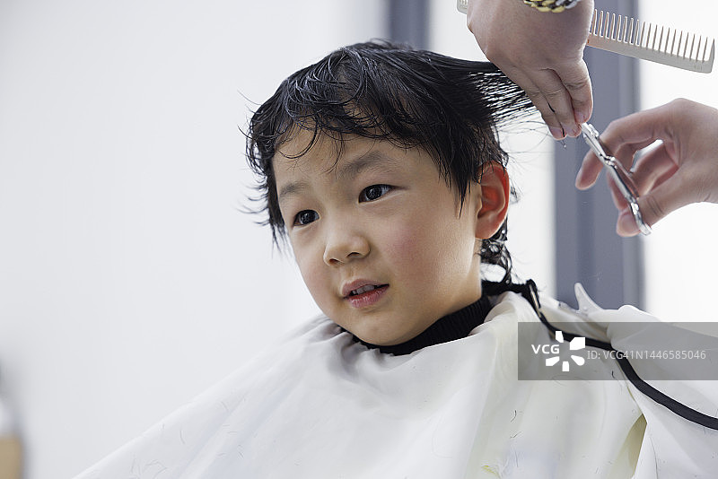一个亚洲小男孩正在理发图片素材
