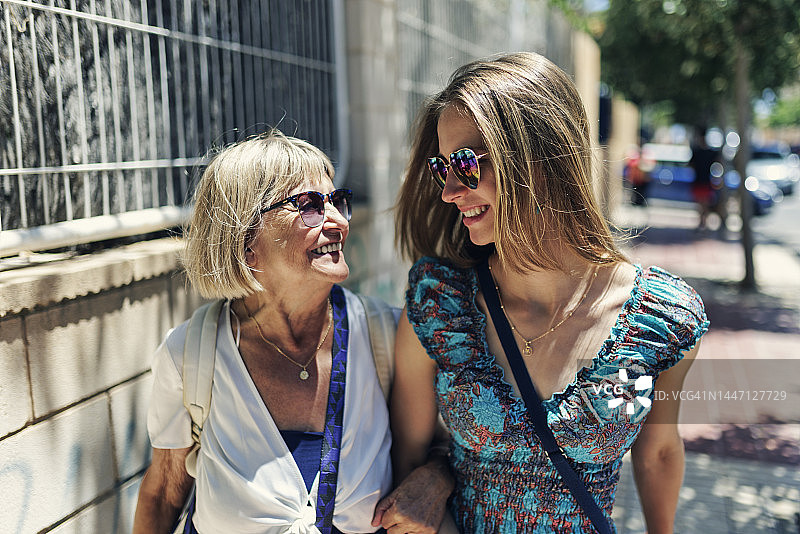夏日的一天，祖母和她十几岁的孙女在散步图片素材
