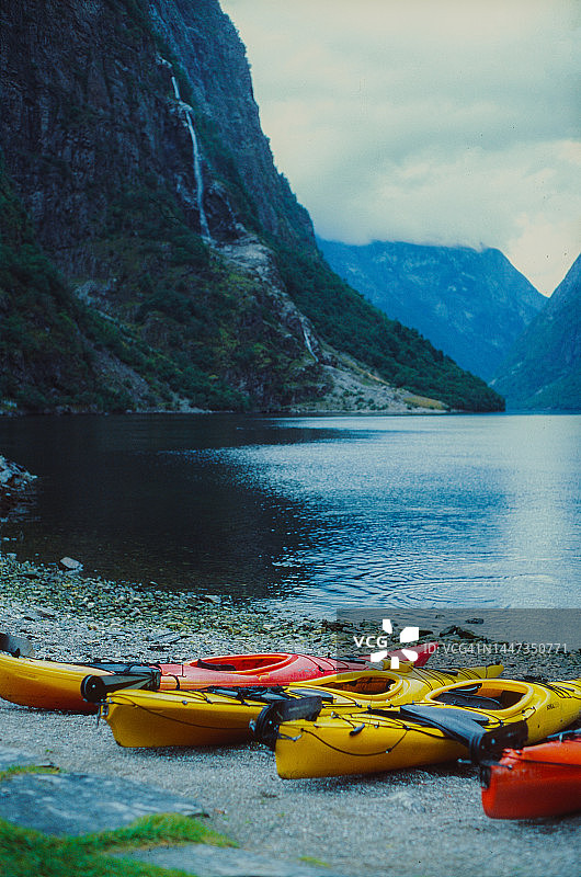 Geirangerfjord背景上的一群五颜六色的皮划艇图片素材