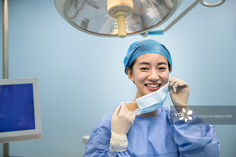 年轻的亚洲女医生在手术室里。图片素材