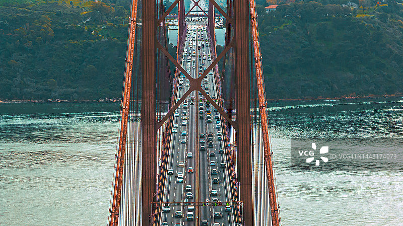 鸟瞰图4月25日，葡京大桥，白天与平时的交通从一边到另一边有几个运输工具图片素材