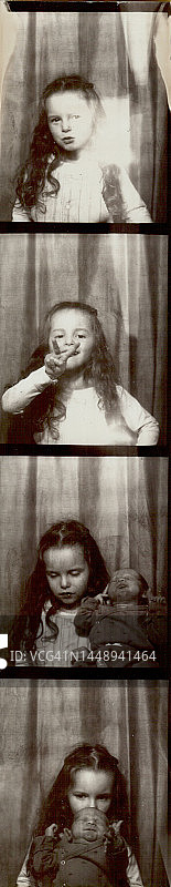 时尚的三岁摆造型在一个复古的照相亭做鬼脸图片素材