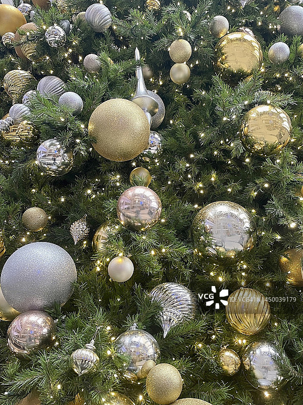 圣诞树上的金银饰品图片素材