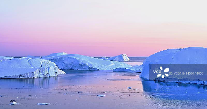 蓝色时刻的巨大冰山，冰峡湾，联合国教科文组织世界遗产，迪斯科湾，伊卢利萨特，西格陵兰岛，格陵兰岛图片素材