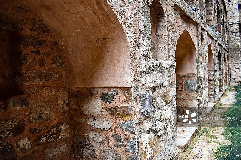Agrasen Ki Baoli(台阶井)位于印度新德里康诺特中部，古老的考古建筑图片素材