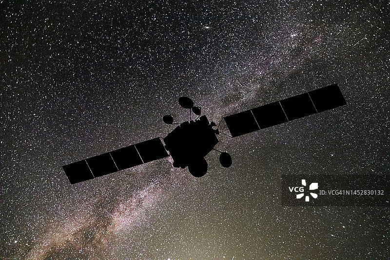 以星空为背景的通信卫星。卫星连接图片素材