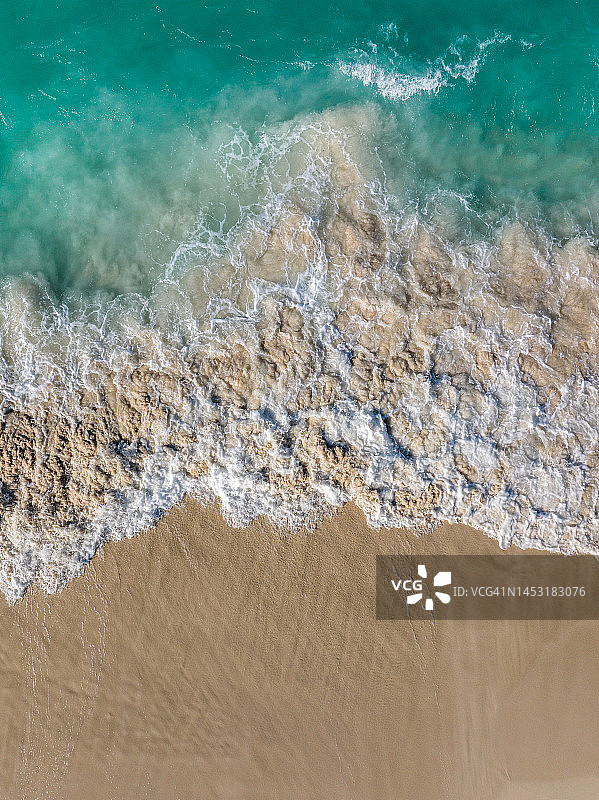 无人机拍摄的图像显示，海浪撞向巴哈马天堂岛的天堂海滩图片素材