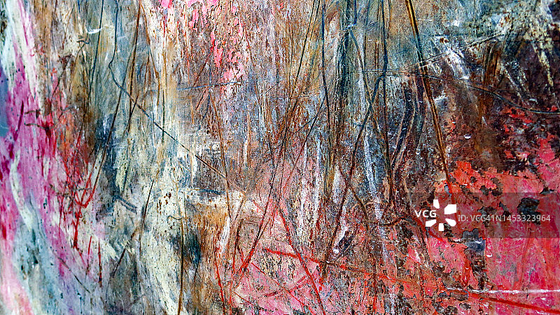 在巴黎的一块生锈的金属板上，层层叠叠的彩色、风化和划痕的油漆图片素材