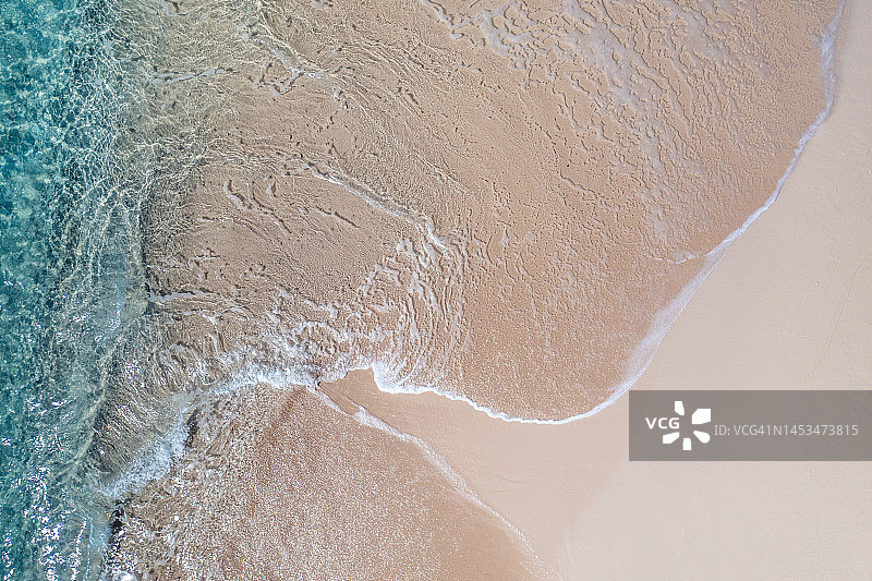 海浪在沙洲上旋转，这张照片是由一架盘旋在巴哈马玫瑰岛上空的无人机拍摄的图片素材