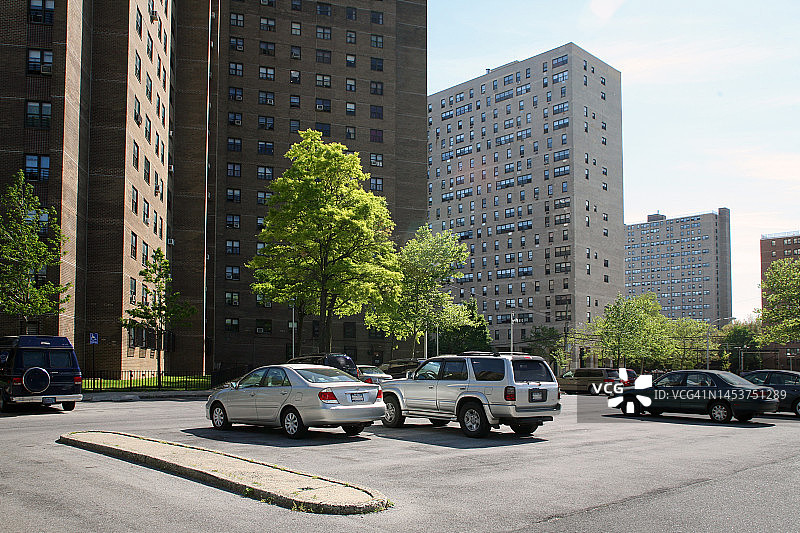 纽约市哈莱姆住宅区前的停车场图片素材