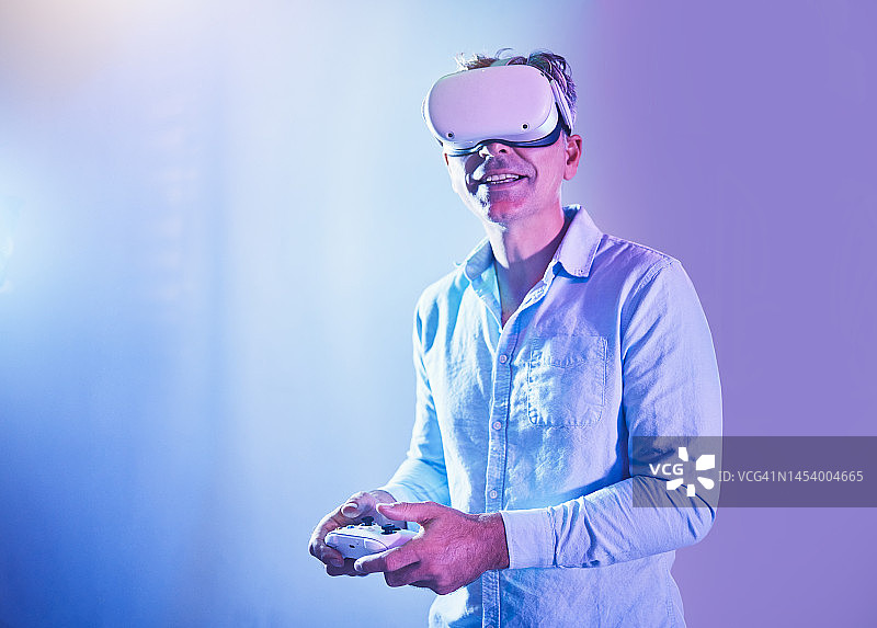 VR，元宇宙和人在霓虹灯房间游戏，快乐的创意技术和3d游戏与眼镜。放松，兴奋，微笑着体验虚拟现实，数字和网络游戏图片素材