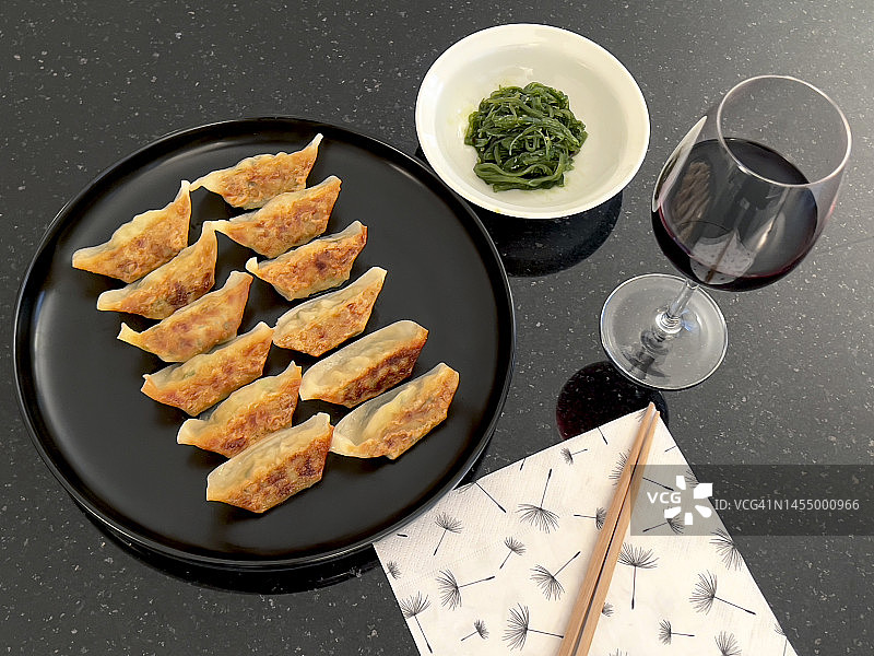 海藻沙拉特写，日式日式烧饼，红酒图片素材