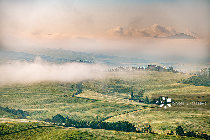 日出时托斯卡纳的雾蒙蒙的风景-瓦尔德奥尔西亚，意大利图片素材