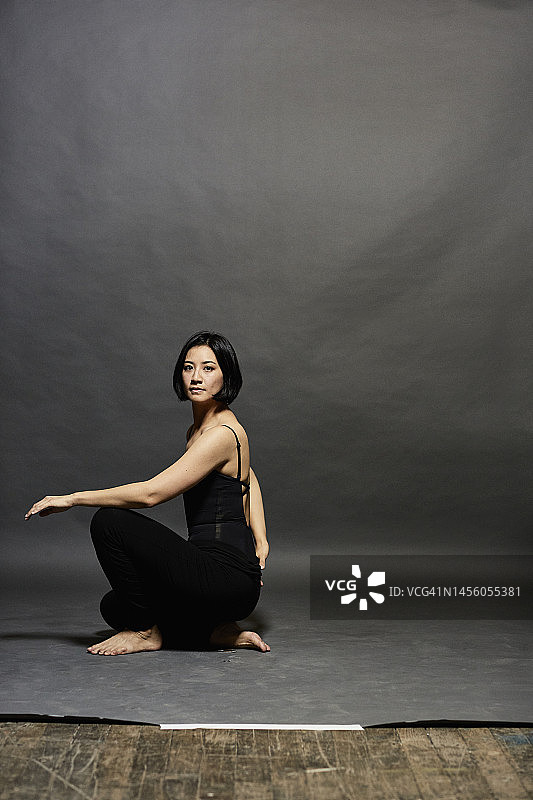 亚洲女芭蕾舞演员的工作室肖像。图片素材