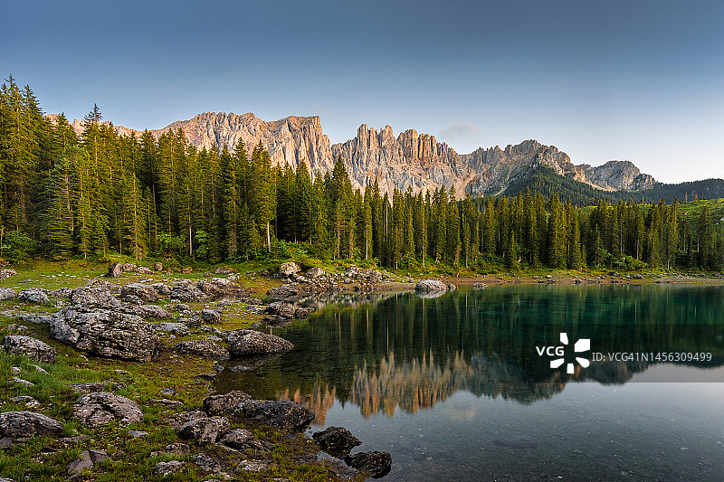 意大利阿尔卑斯山。宁静的清晨，在被松林和群山环绕的Carezza湖上。图片素材