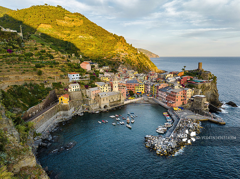 Vernazza是意大利北部利古里亚省拉斯佩齐亚省的一个小镇。它是游客经常光顾的著名五渔村中第二小的城镇。图片素材