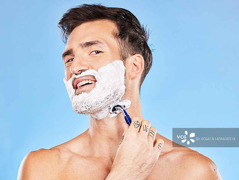 护肤，剃须和面部泡沫男子与面部剃刀脱毛，美容和美容营销。健康，自我护理和胡子美容模型与蓝色的工作室广告模拟。图片素材