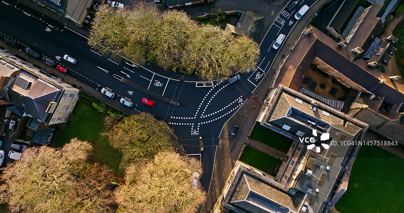 无人机自上而下拍摄的牛津博蒙特街和沃尔顿街图片素材