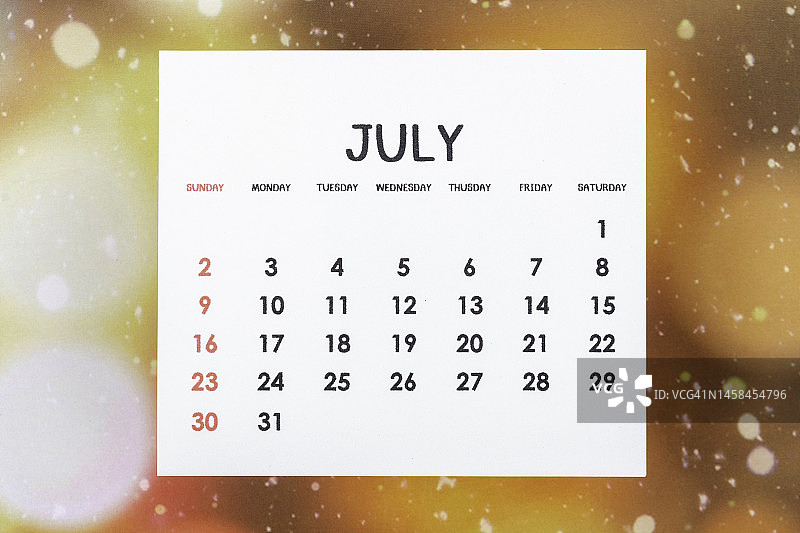 日历台2023:七月是组织者用散景背景进行计划和截止日期的月份。图片素材