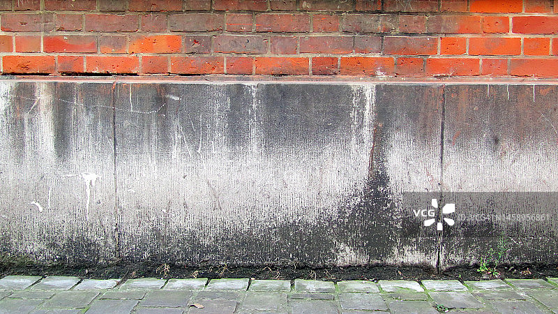 布鲁塞尔风化的砖石墙和鹅卵石人行道图片素材